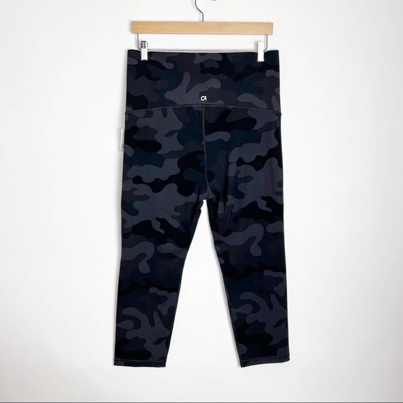 New Gap Maternity Power Recycled Full Panel Capri Leggings Large Camo - Picture 3 of 9